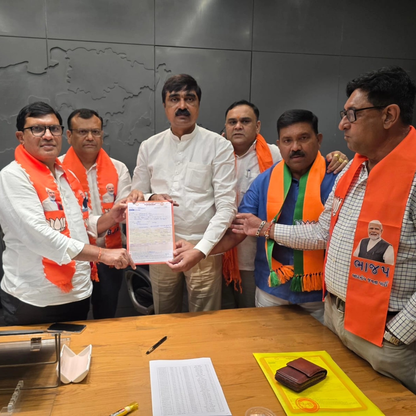 તા.૨૧-૧૦-૨૦૨૪ ના રોજ સુરત જીલ્લા ભારતીય જનતા પાર્ટી દ્વારા સક્રિય સદસ્યતા અભિયાન-૨૦૨૪ અંતર્ગત આજ રોજ સુરત જીલ્લા પંચાયતના પૂર્વ પ્રમુખશ્રી ભાવેશભાઈ પટેલને ભારતીય જનતા પાર્ટીના ૬ વર્ષ માટે સક્રિય સભ્ય બનાવવામાં આવ્યા.